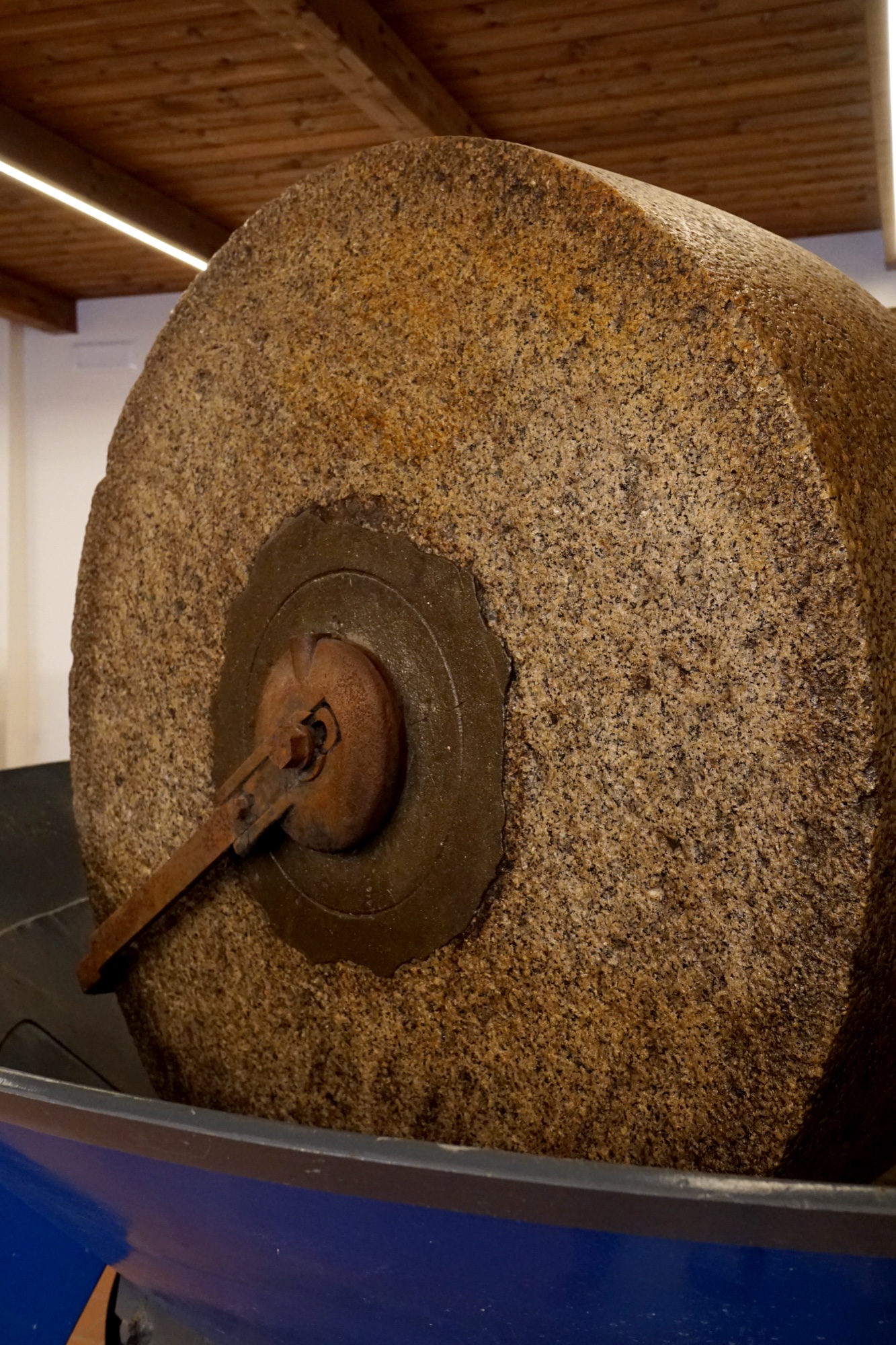Antica macina in pietra esposta nel Museo Diffuso dell'Olio Carbone